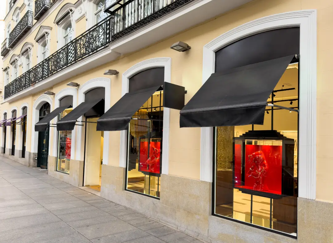 Façade vitrine de magasin en aluminium sur mesure à Bandol